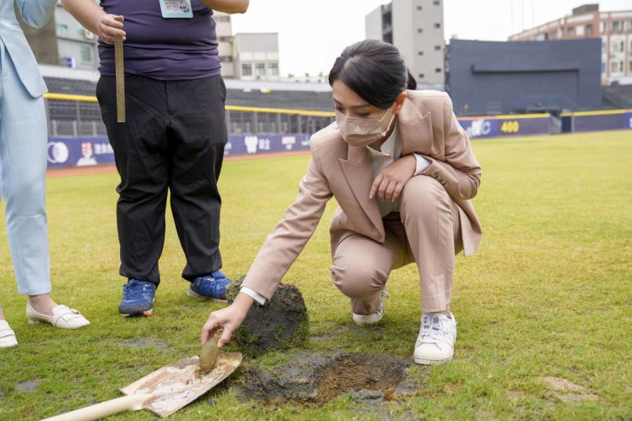新竹棒球場挖出廢磚塊、電線　藍委怒轟：林智堅出來打球