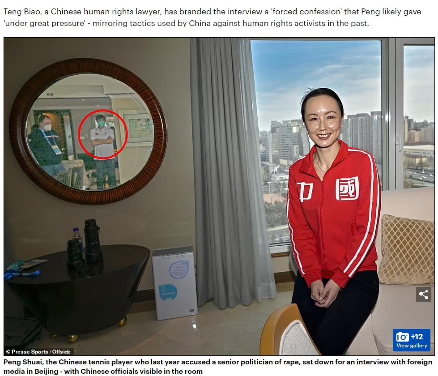  彭帥在去年北京冬奧期間接受法國媒體採訪，全程講中文，鏡子反射赫然顯現一名中國官員盯場。翻攝英國《每日郵報》