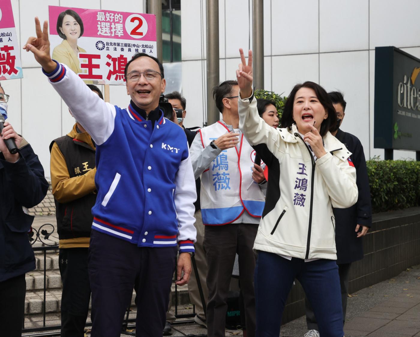國民黨主席朱立倫上午與北市立委補選候選人王鴻薇在松江路口拜票。中央社