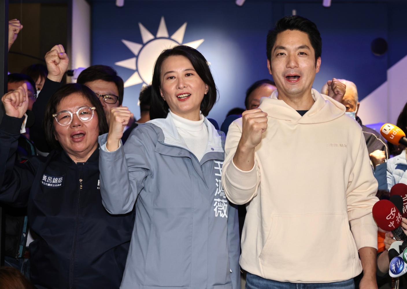 北市立委補選由國民黨候選人王鴻薇當選，台北市長蔣萬安晚間到場祝賀。林啟弘攝