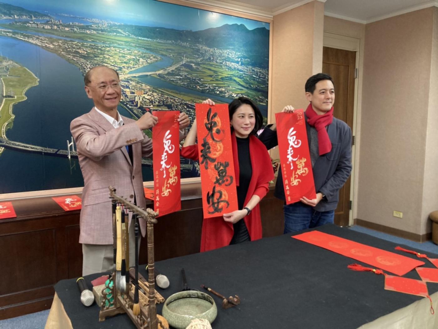 台北市政府9日公布兔年春聯「兔來萬安」，循例印製20萬份，11日起開放讓民眾索取。中央社