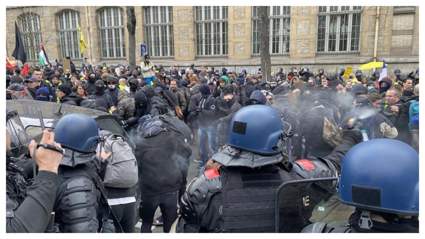 法國民眾8日上街抗議通膨之苦，卻遭警方圍堵。退休金方案恐再引發新一波抗議潮。 中央社