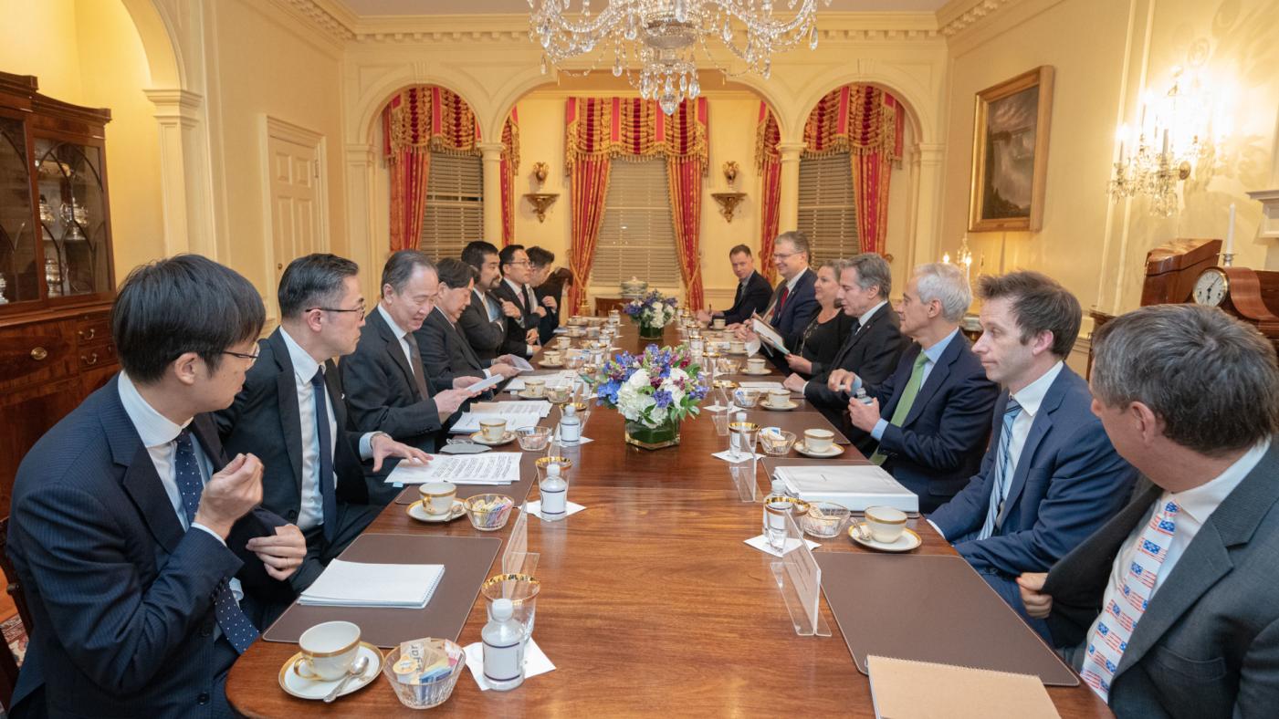 日本外交、國防部長率領的團隊（左），與美國外交、國防部長率領的團隊11日在美國華府召開「2加2」會議。 翻攝@SecBlinken推特