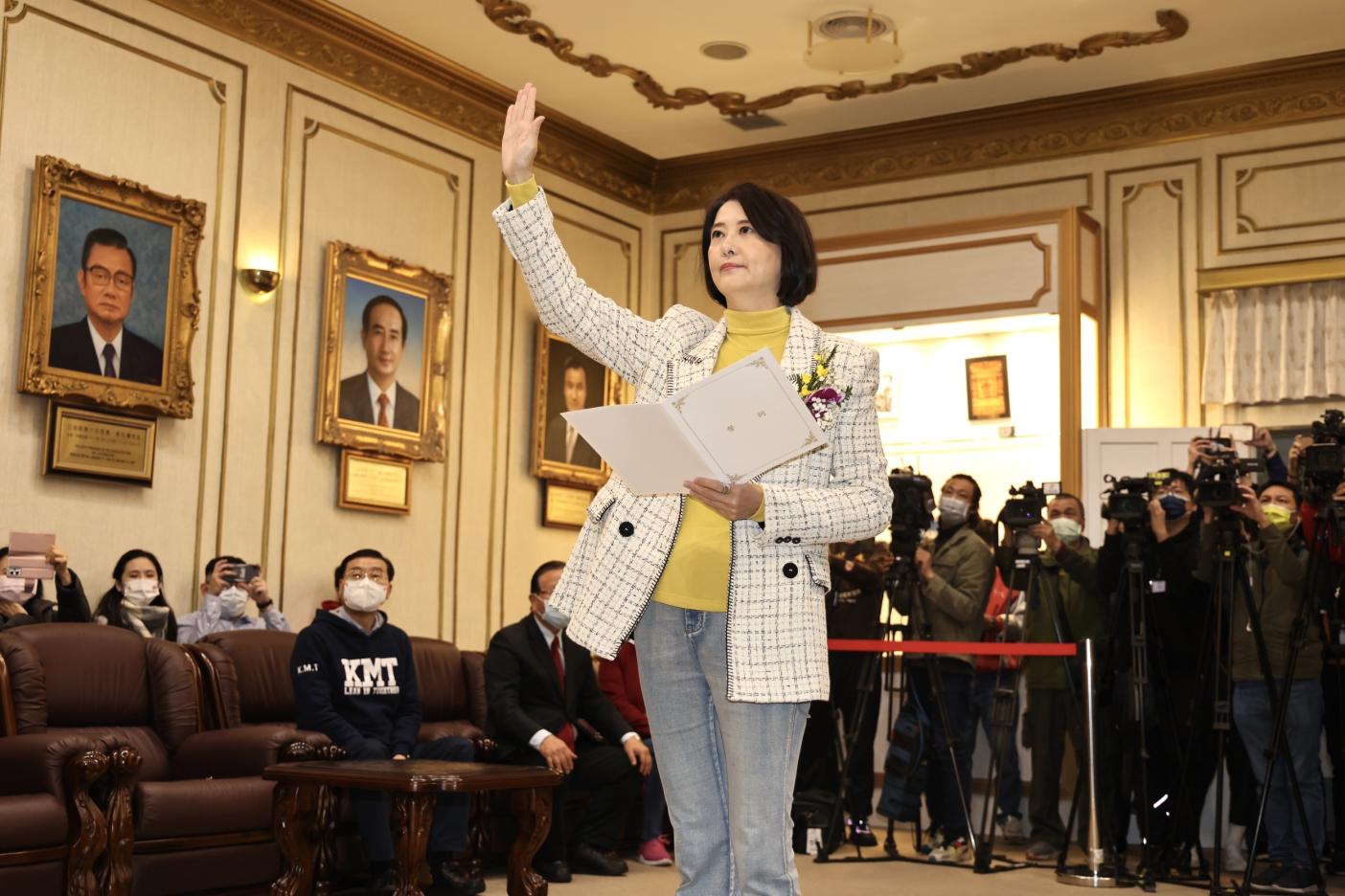 國民黨新科立委王鴻薇16日下午宣誓就職。林啟弘攝