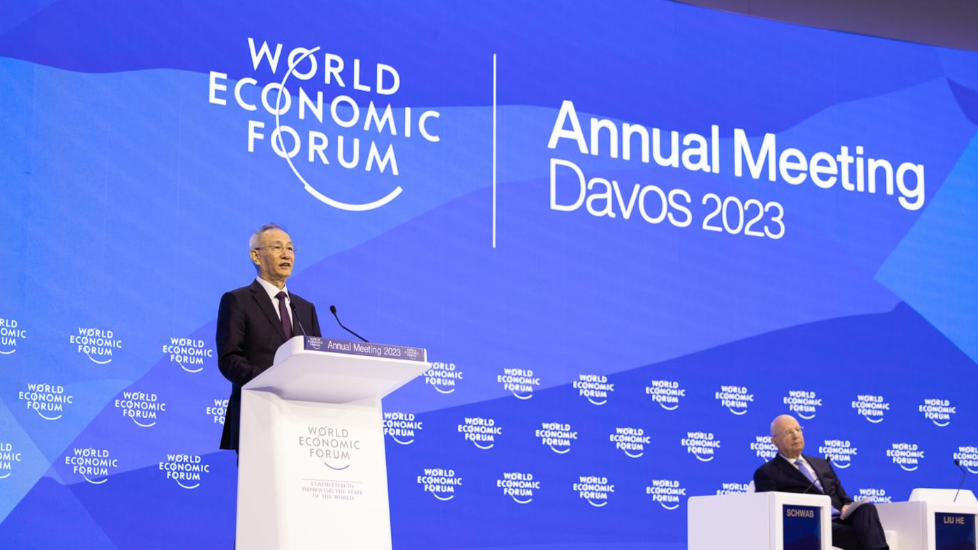 中國國務院副總理劉鶴(站立者)17日在年度達沃斯世界經濟論壇演說。翻攝@Davos推特