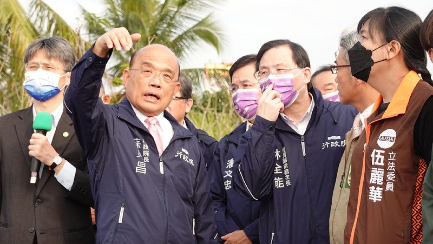  行政院長蘇貞昌（左2）18日視察屏東高鐵特定區規劃進度。中央社
