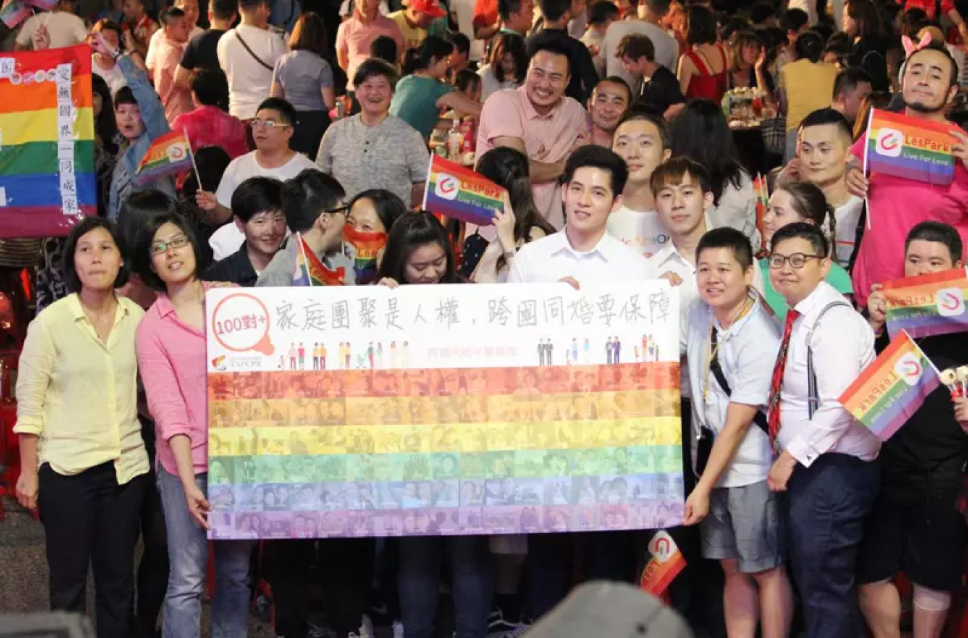 歷經近4年等待，內政部最新函釋指出，除兩岸同性伴侶，其餘跨國伴侶均適用「涉外民事法律適用法」第8條規定，准予結婚登記。台灣伴侶權益推動聯盟提供