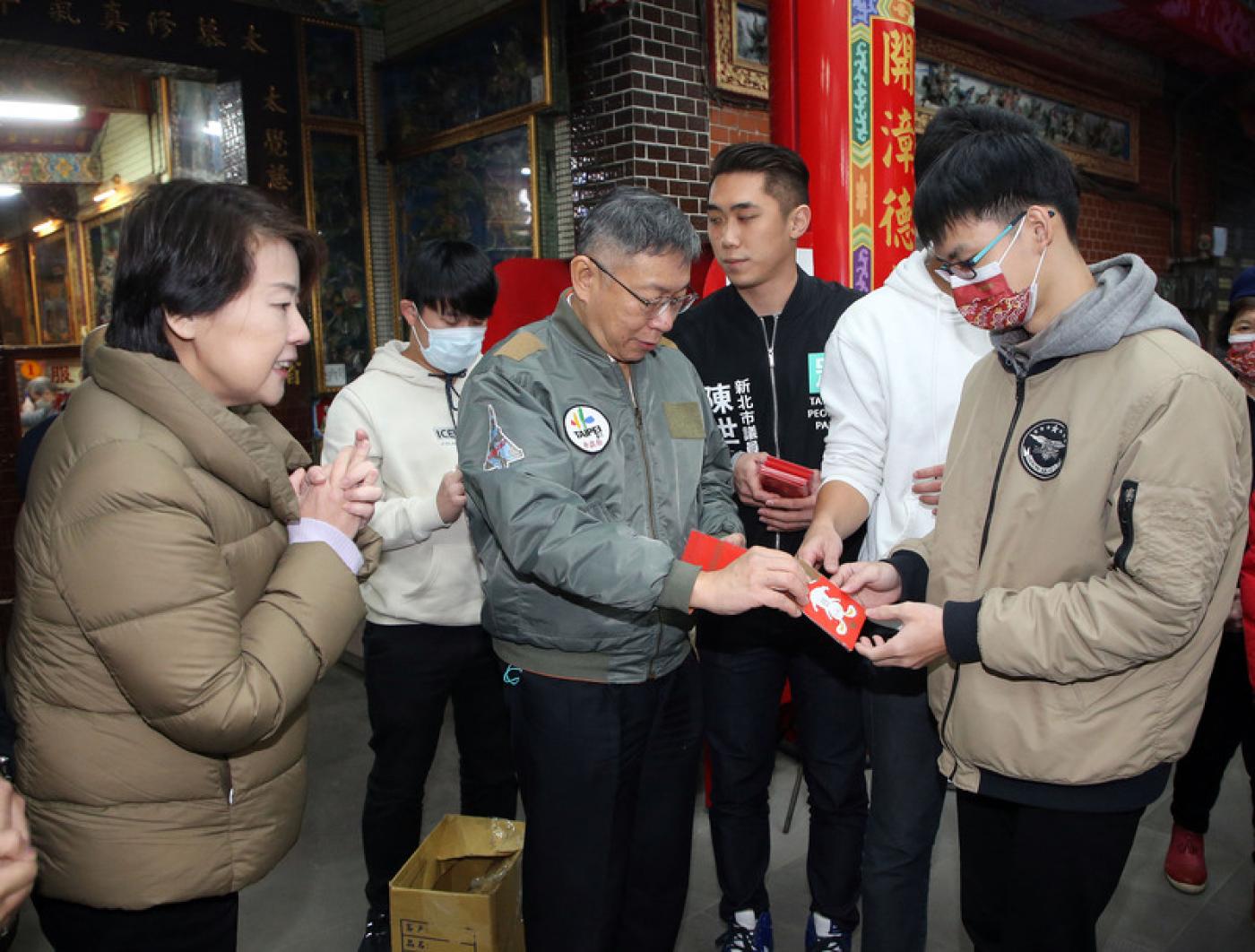 柯文哲（左2）、 台北市前副市長黃珊珊（左）24日傍晚赴新店區太平宮參香祈福並贈送發財金。中央社