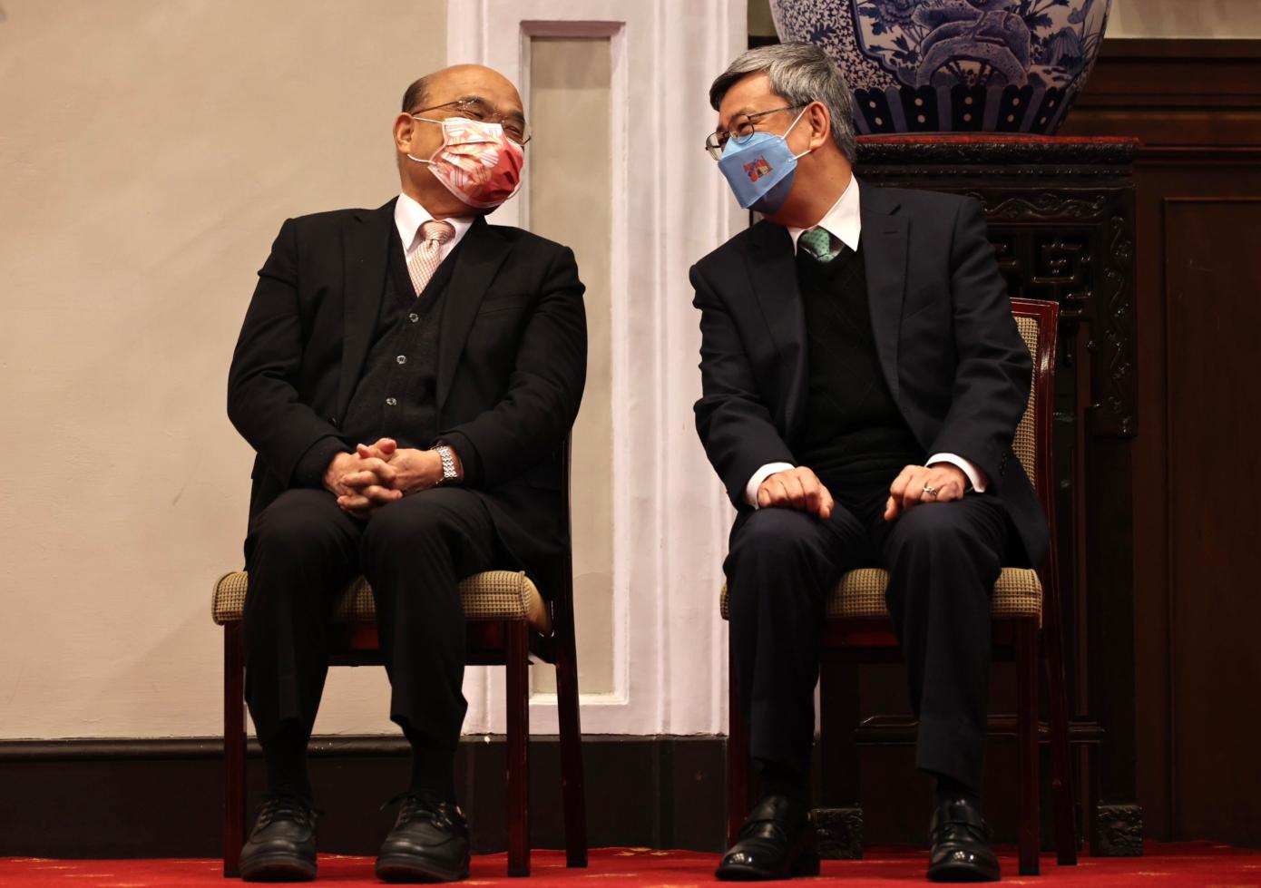 行政院長蘇貞昌（左）即將卸任，向將接任的陳建仁喊話「要加油喔」。林啟弘攝