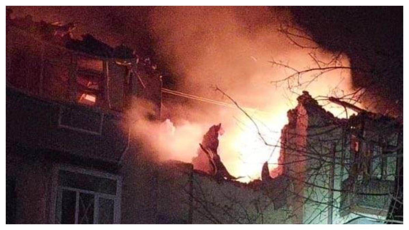 烏克蘭東部大城哈爾科夫一處公寓慘遭俄軍飛彈攻擊摧毀。 翻攝@DefenceU推特