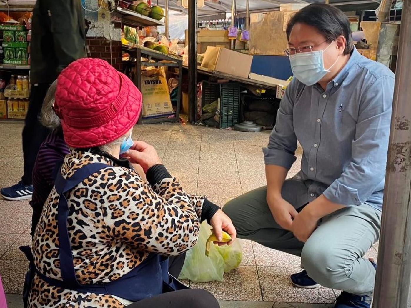 林右昌貼出與賣菜阿嬤接地氣聊天的照片。翻攝林右昌臉書