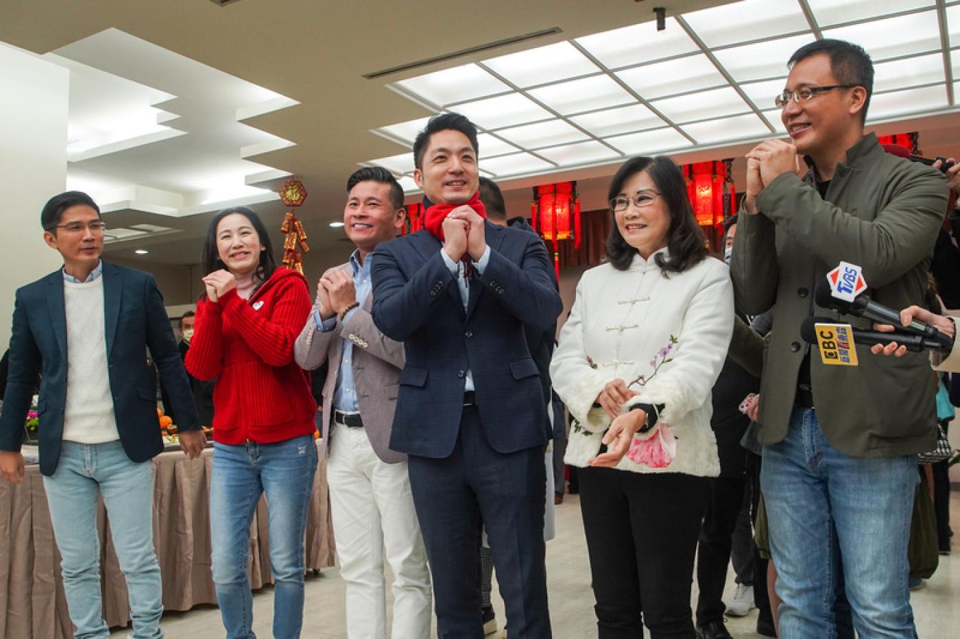 台北市長蔣萬安（右3）30日到北市議會與議長戴錫欽（左3）、國民黨台北市議員秦慧珠（右2）拜年。中央社
