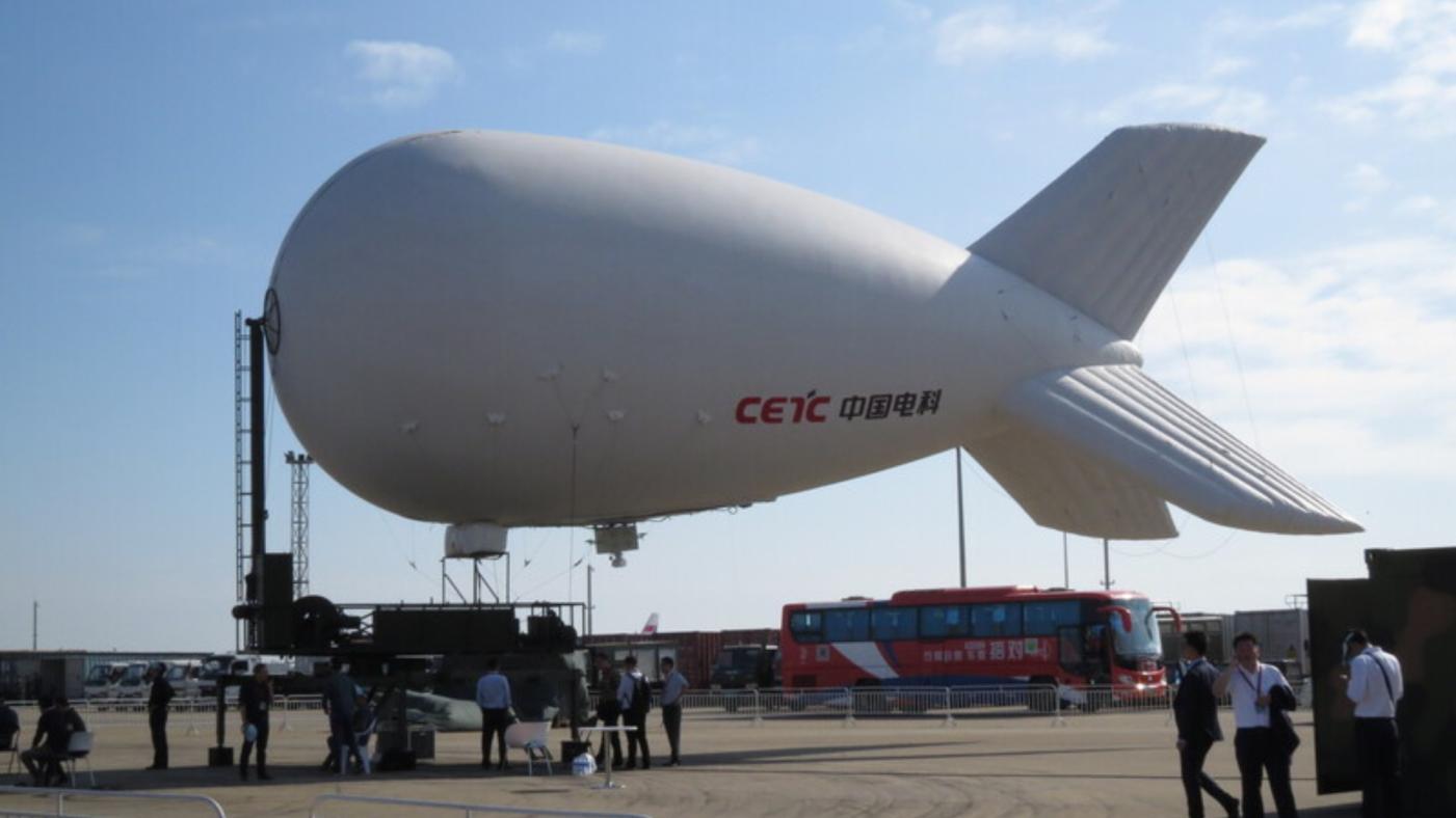 五角大廈表示正追蹤一個飛越美國本土，還出現在美國陸基核武重地的中國偵察氣球。圖為2018年珠海航展的JY-400繫留偵察氣球。 中央社