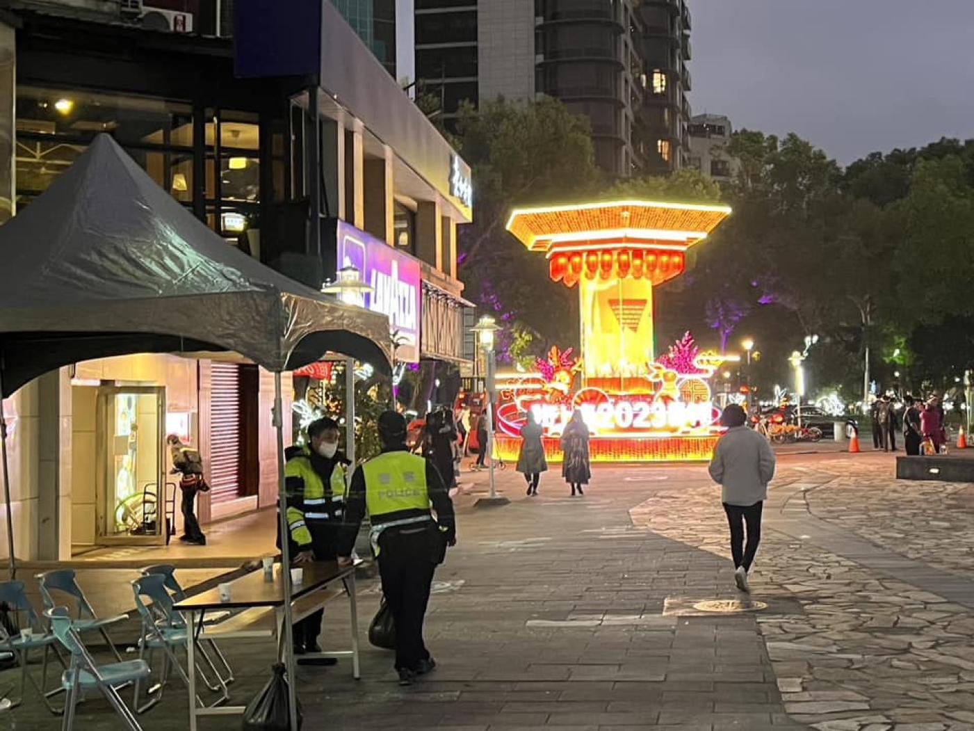 上海市今年也出資參與台灣燈節，在東區商圈設置「儂好上海」花燈。翻攝林延鳳臉書