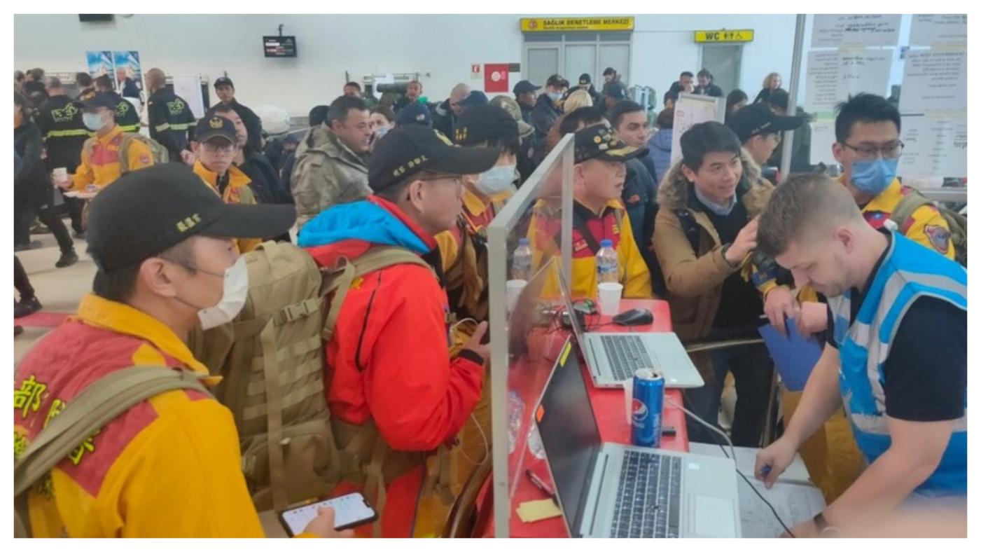 土耳其強震傷亡慘重，台灣搜救隊第一梯次6日晚間 搭機前往救災，已轉機抵達土耳其阿達那機場，並前 往聯合國接待及撤離中心（RDC）報到，等候派遣救災區域。中央社