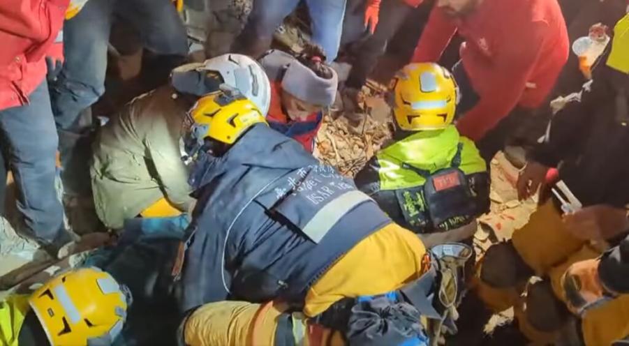 土耳其強震瓦礫堆中聞微弱聲　台灣搜救隊歷時5小時救出1女