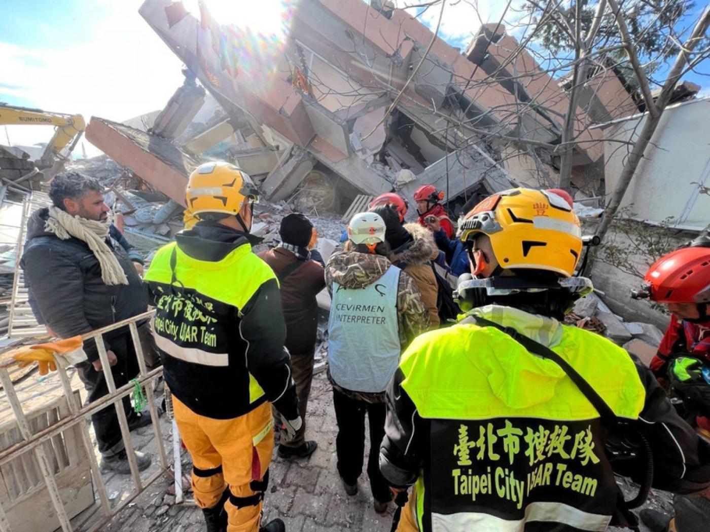 台灣搜救隊挺進土耳其災區阿德亞曼展開搶救作業，於當地時間8日救 出一名女子。台北市消防局提供
