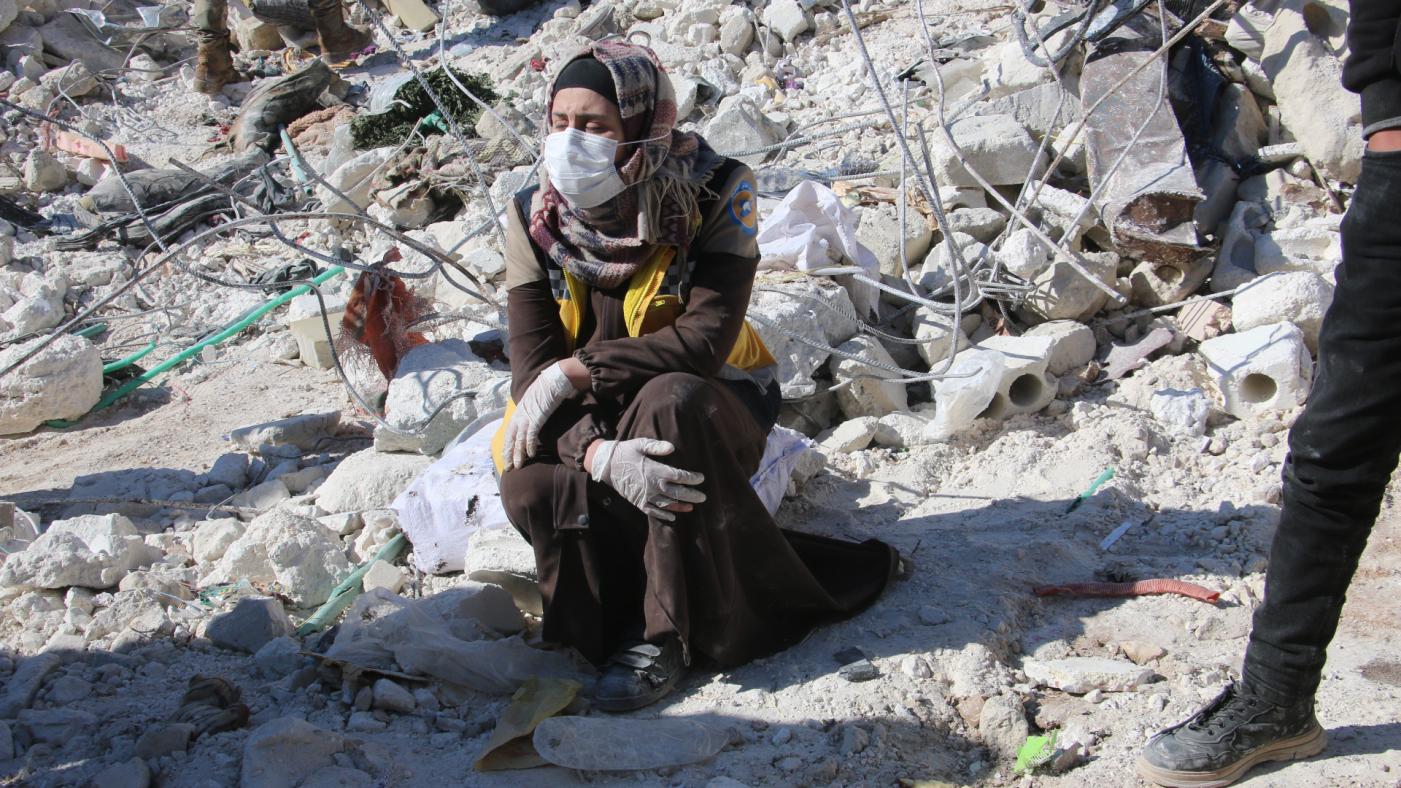 敘利亞西北部地震災區民眾無助蹲在地上，等待親人被救出的好消息。@SyriaCivilDef推特