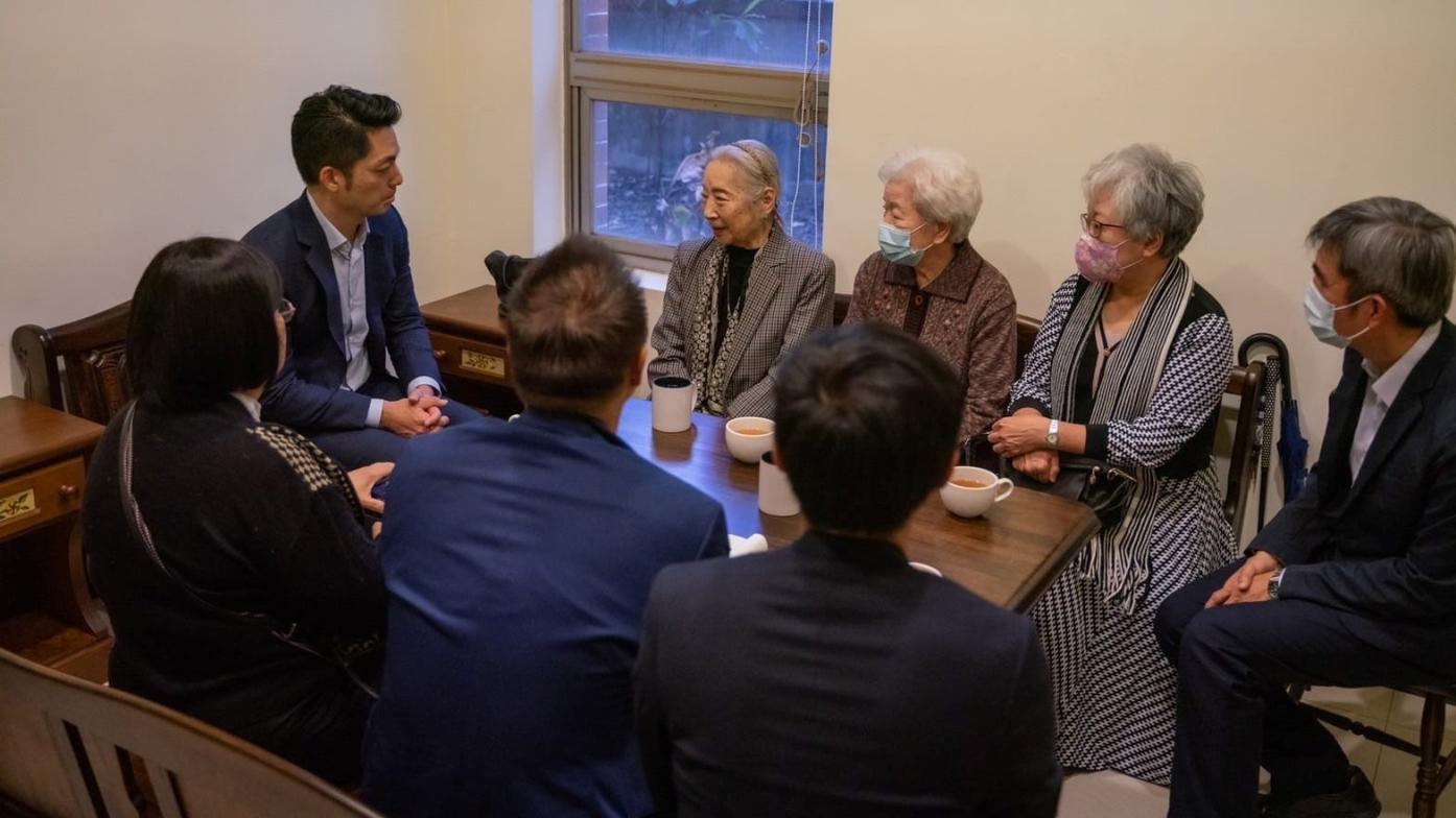 台北市長蔣萬安身為蔣家後代，參加二二八紀念會備受爭議，蔣萬安10日提前與二二八受難家屬會面，並仔細聆聽受難家屬說往事。翻攝蔡詩萍臉書