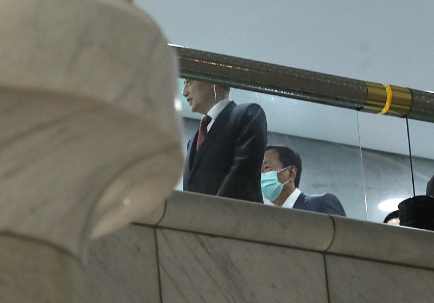 鴻海創辦人郭台銘14日在台北拜會前立法院長王金平，會後王金平送郭台銘至電梯，兩人未一起露面受訪。中央社
