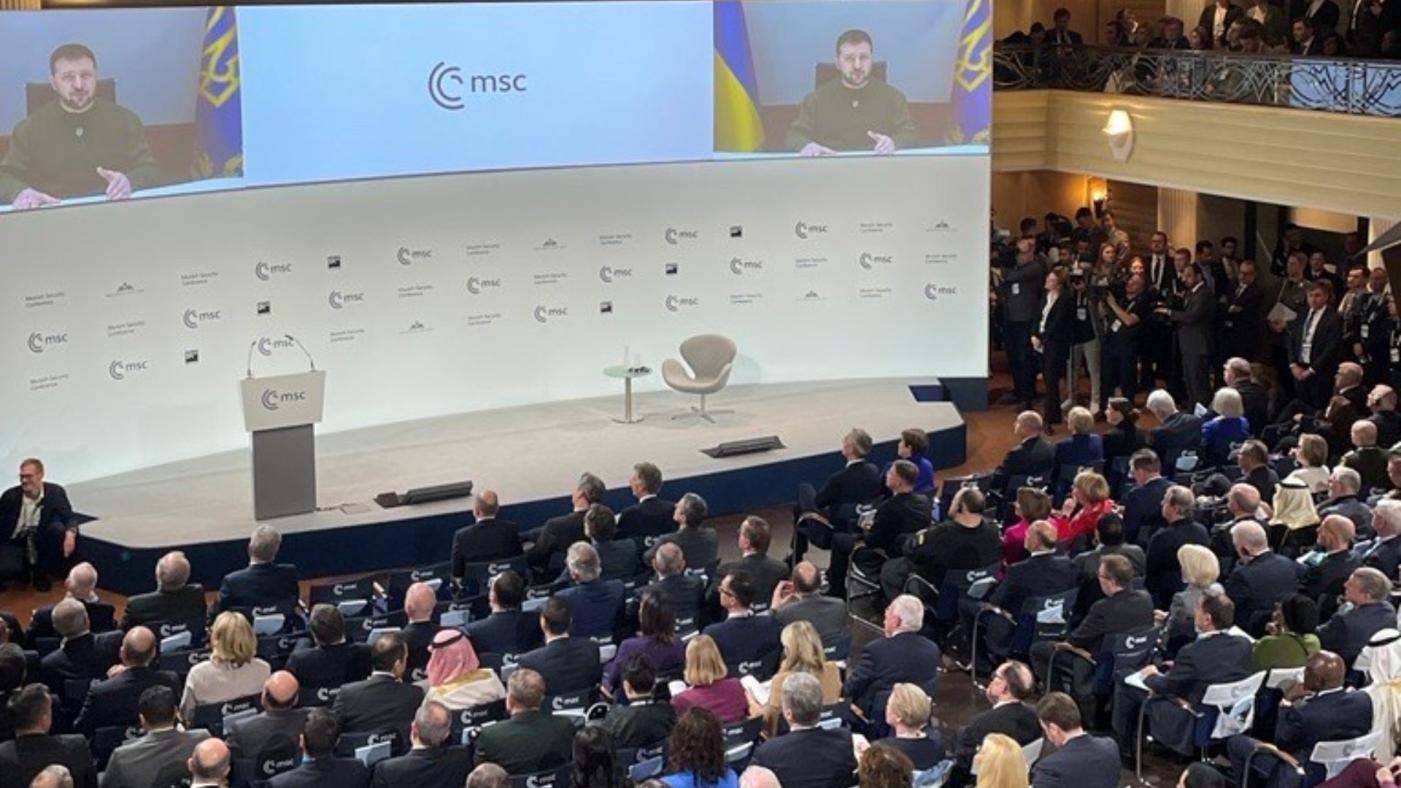 烏克蘭總統澤倫斯基17日在「慕尼黑安全會議」發表視訊演說。翻攝@MunSecConf推特