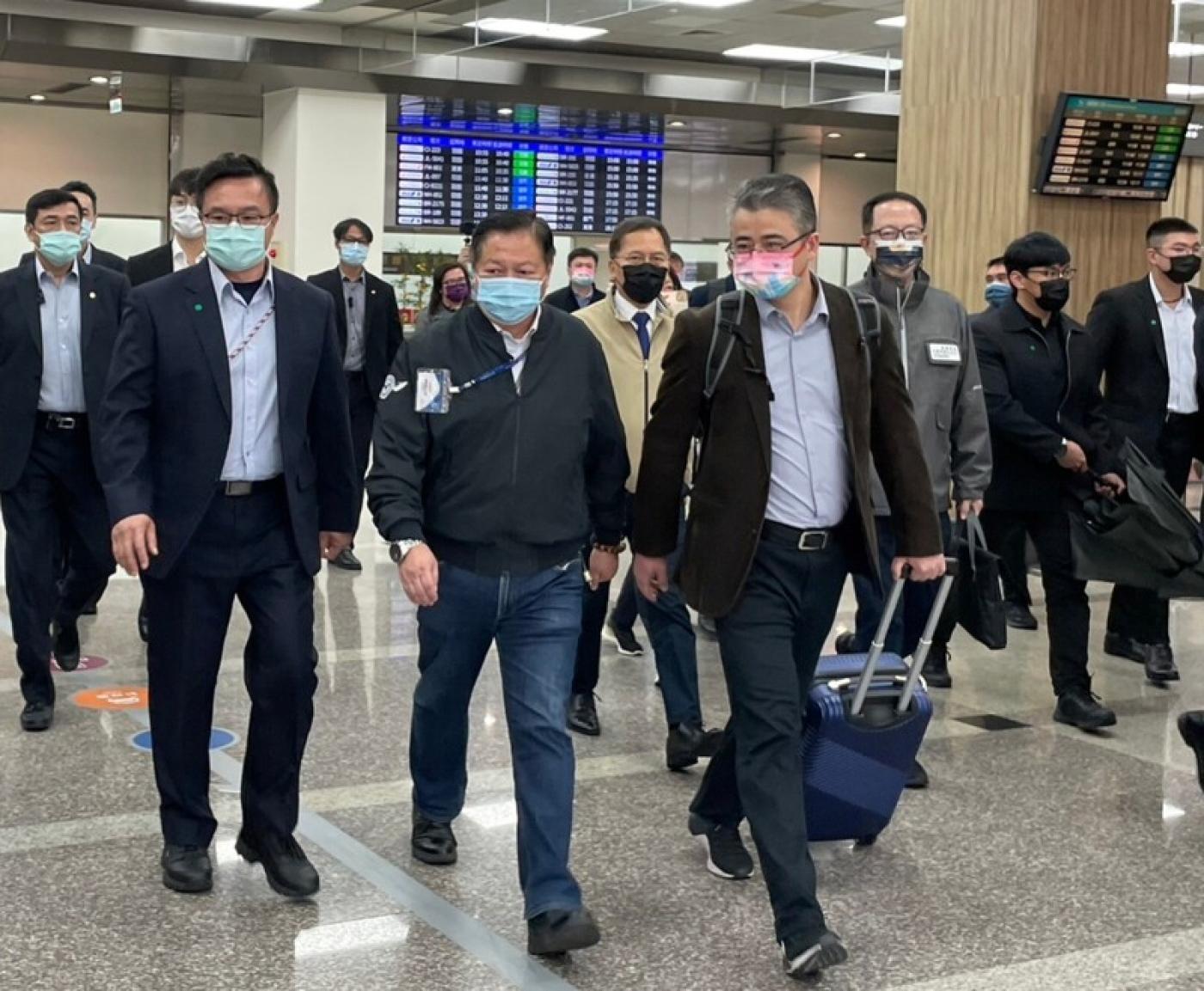 上海市台辦副主任李驍東（拉行李者）一行18日中午抵達松山機場。中央社