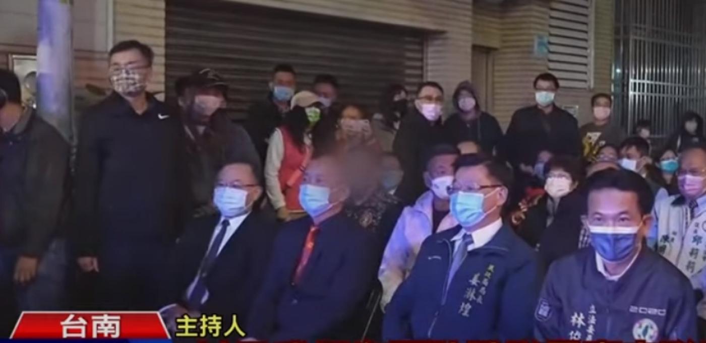 林俊憲（右一）上個月與綽號「豆哥」的王孝瑋（臉部馬賽克者）同場出席點燈活動。翻攝TVBS