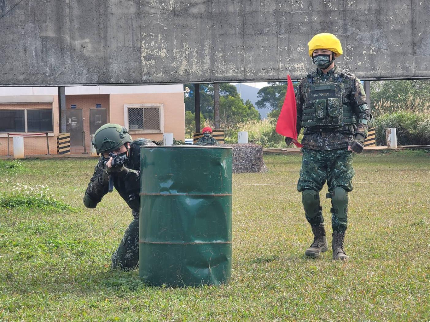 為提升步兵的實戰化訓練，國防部提出實戰化射擊訓練，以因應未來作戰型態。王烱華攝