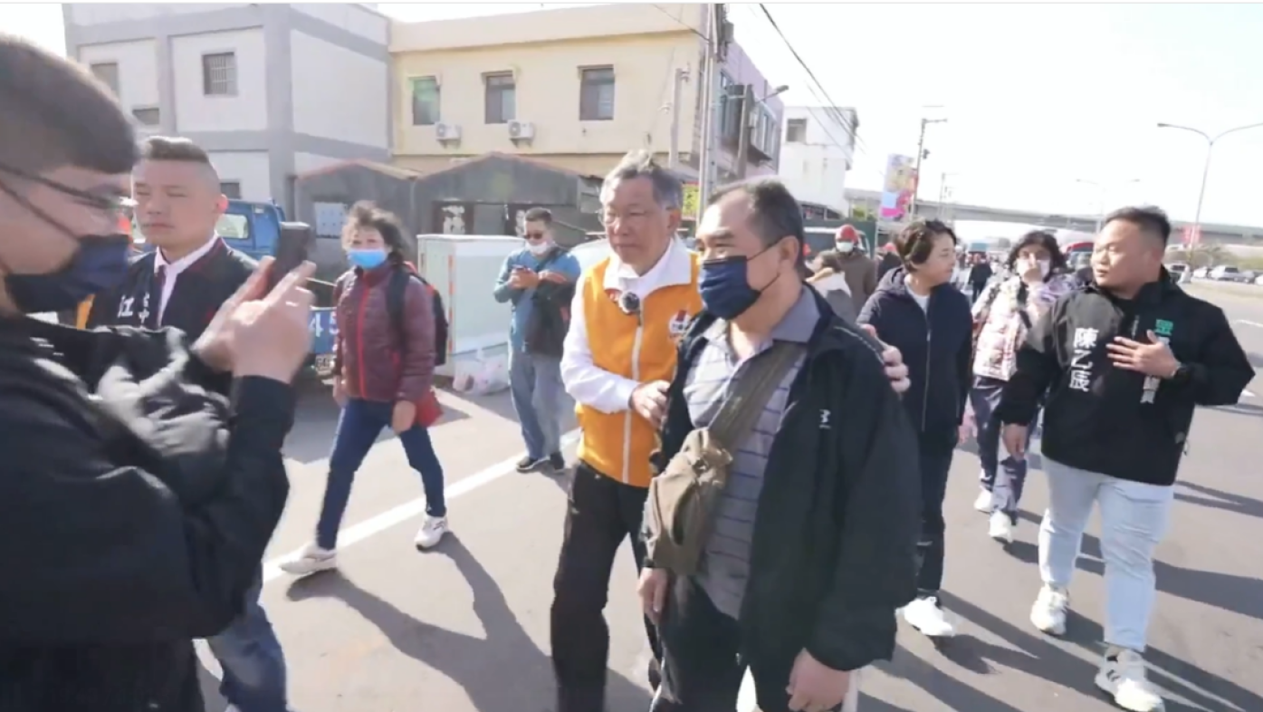 台灣民眾黨主席柯文哲（中間黃背心者）參加白沙屯媽祖遶境進香行程，沿途受到民眾歡迎，要求合照。翻攝柯文哲臉書