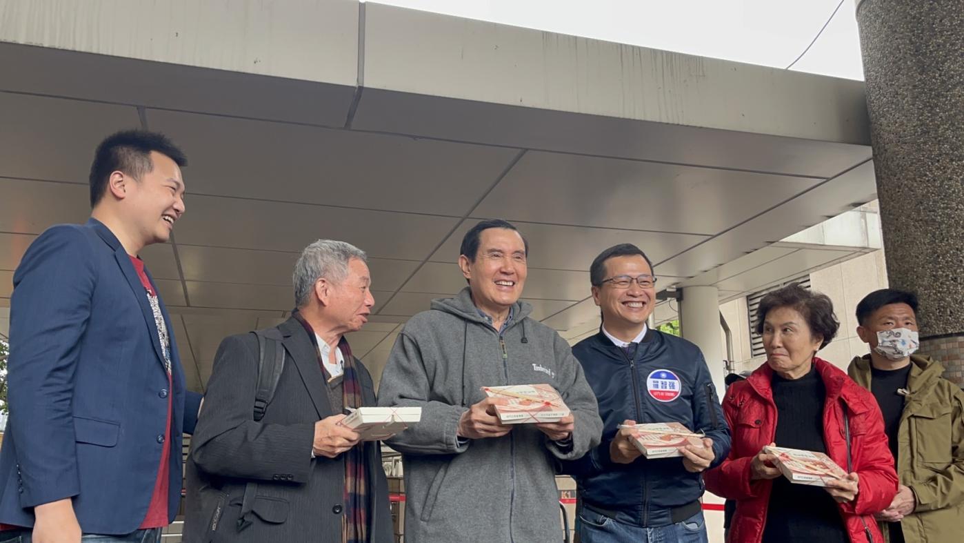 台北市前議員羅智強（右3）23日和前總統馬英九（左3）等人到台北車站發送便當給街友。羅智強辦公室提供