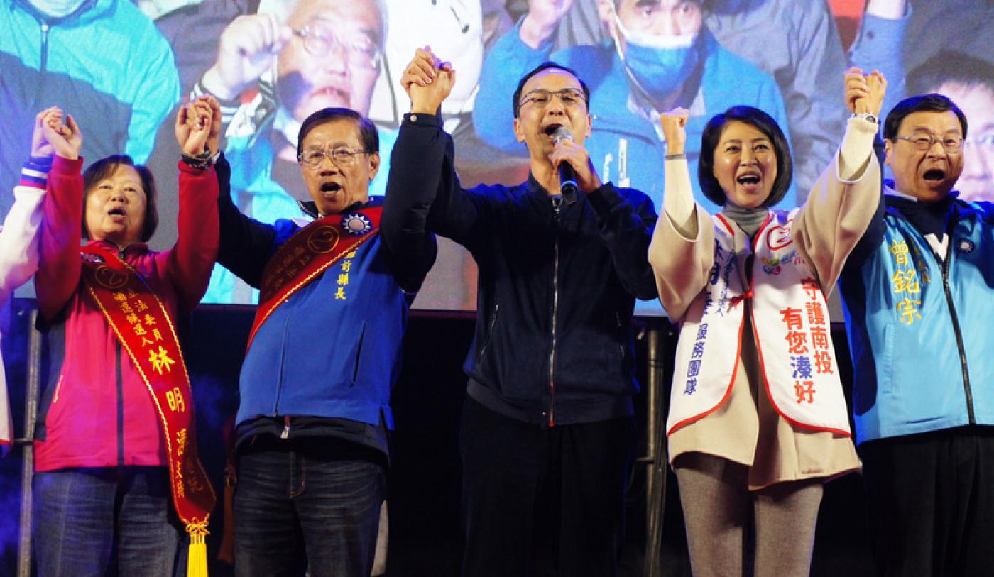 國民黨南投立委補選候選人林明溱（左2）27日晚間在南投縣竹山鎮舉辦造勢晚會。中央社