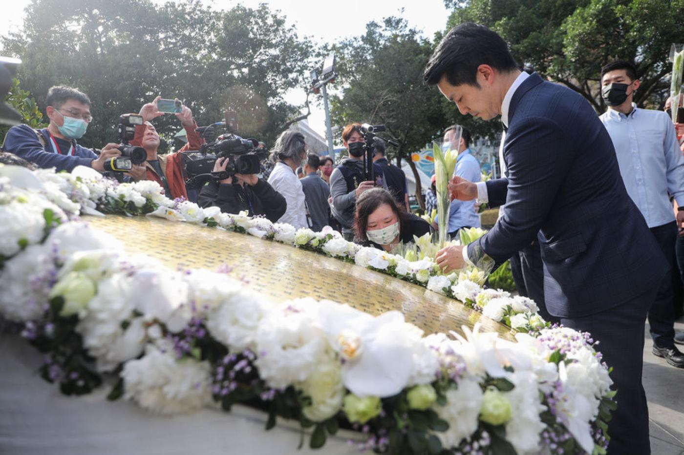 台北市228事件76周年紀念會28日下午在二二八和平公園舉行，蔣萬安（前右）會後到228紀念碑前獻花，悼念當年228事件受難者。中央社