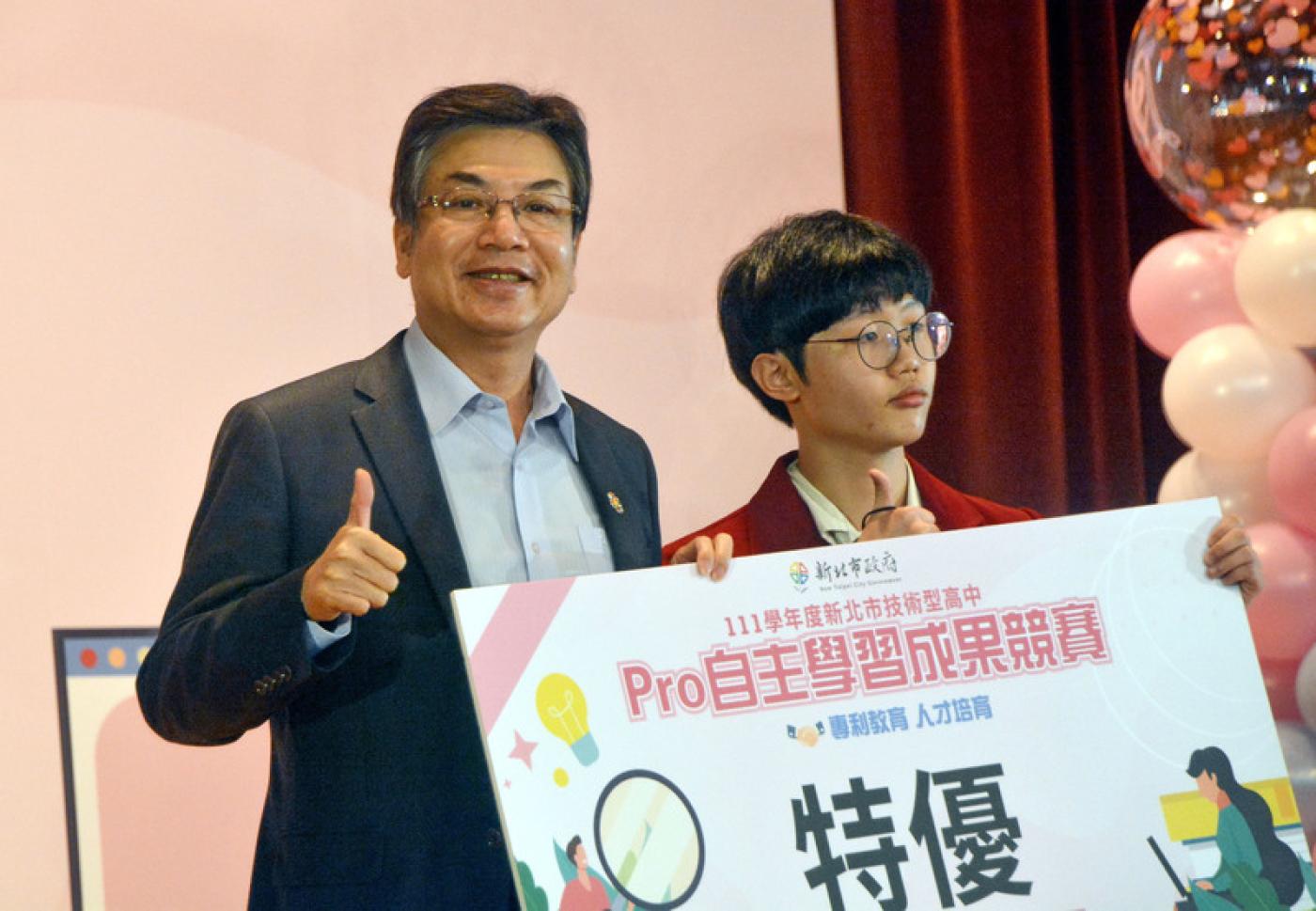 新北市副市長劉和然（左）3日出席並頒獎表揚榮獲特優的復興商工廣告設計科學生。中央社
