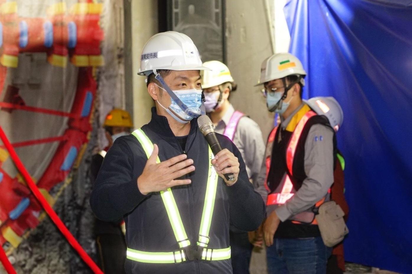 台北市長蔣萬安前往新北市參加第二條長隧道貫通典禮，被問到YouBike相關議題。台北市政府提供