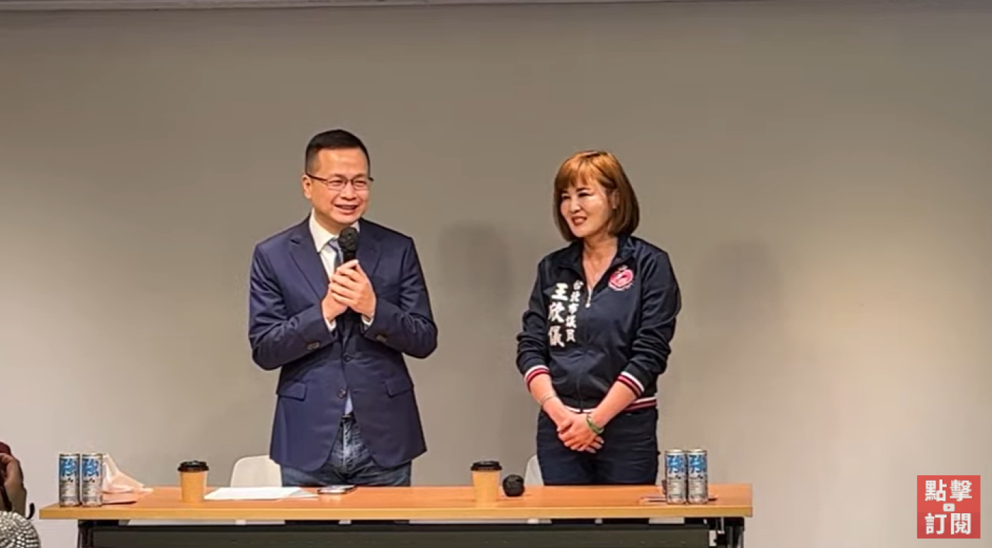 欲參選台北市大安區立委的台北市前議員羅智強(左)今天宣布由台北市議員王欣儀(右)擔任競選總幹事。翻攝羅智強直播頁面