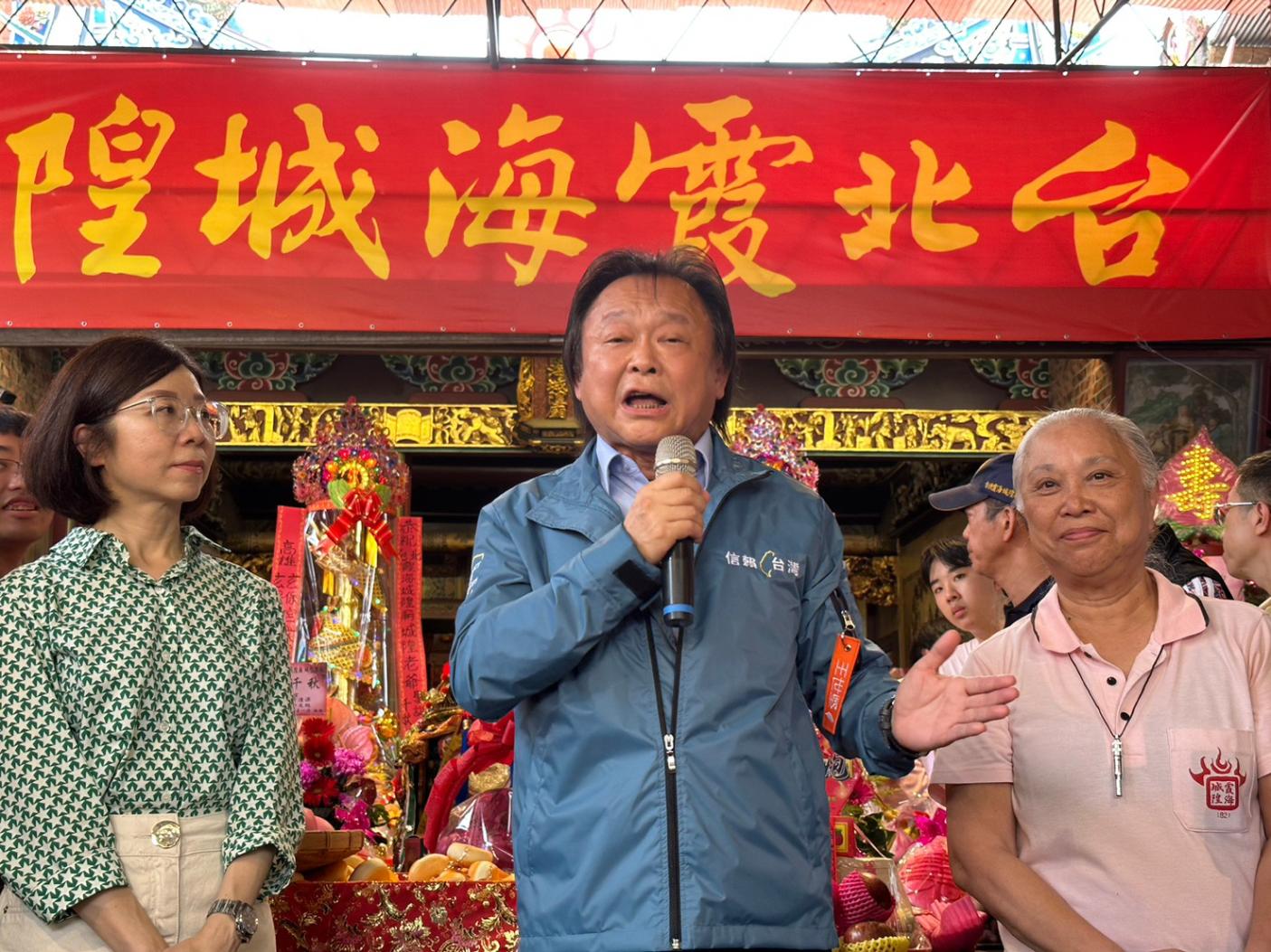 台灣民眾黨主席柯文哲演唱會票價高達8800元，台北市議員王世堅虧他是「防彈阿北」。翻攝王世堅臉書