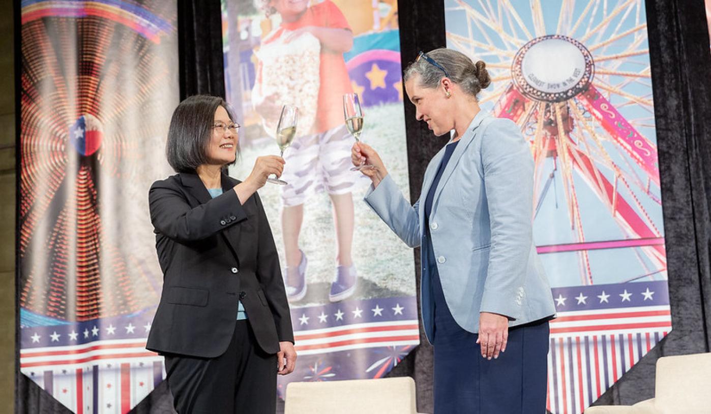 總統蔡英文(左)出席AIT美國國慶酒會，和AIT處長孫曉雅(右)舉杯慶祝。總統府提供