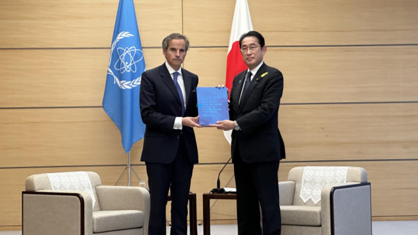 IAEA秘書長格羅西（左）4日向日本首相岸田文雄(右)提交日本核廢水評估報告。翻攝IAEA網站