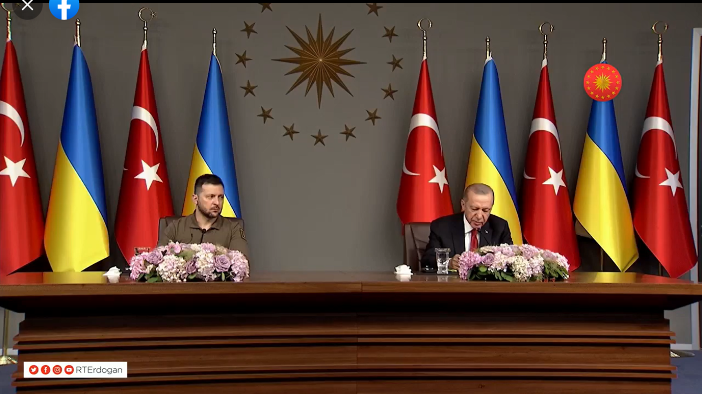 土耳其總統艾爾段（右）和烏克蘭總統澤倫斯基（左）舉行共同記者會。翻攝艾爾段臉書直播畫面