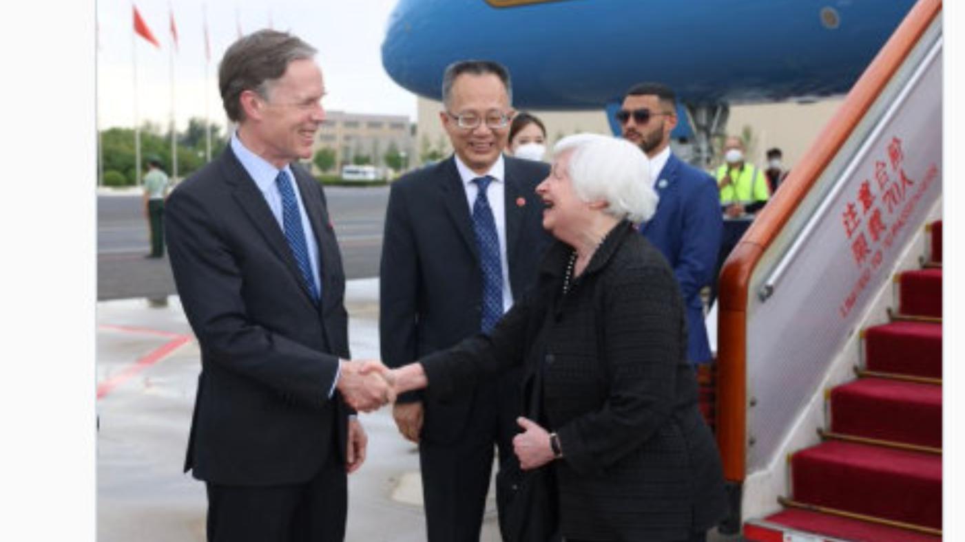 美國財政部長葉倫(右)6日抵達中國，美國駐中國大使伯恩斯(左)在機場接機。翻攝美國駐華大使館微博