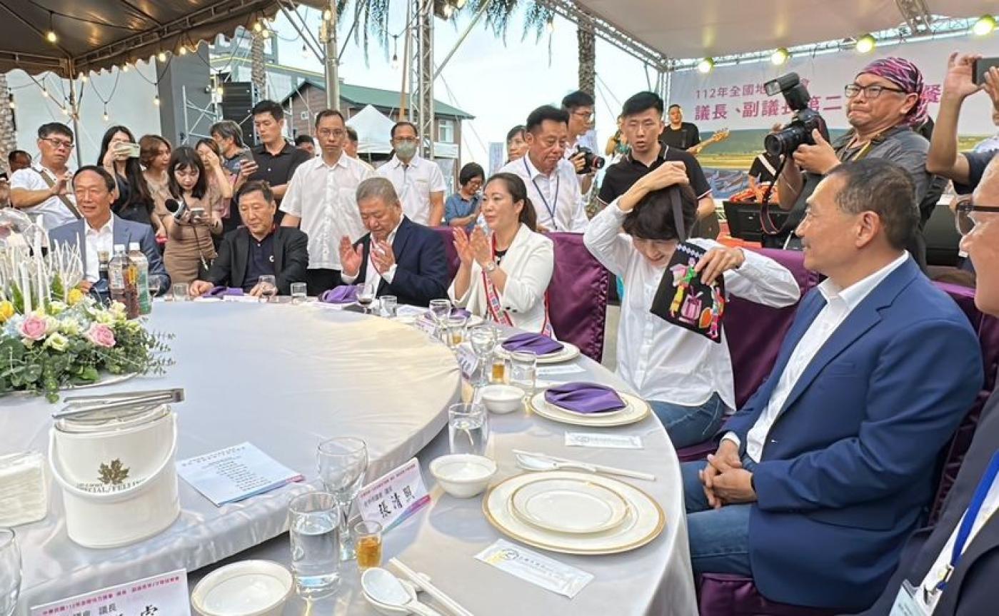 侯友宜（右１）今晚赴台東出席全國地方議會議長、副議長餐敘，郭台銘（左１）也出席這場餐敘。林泊志攝