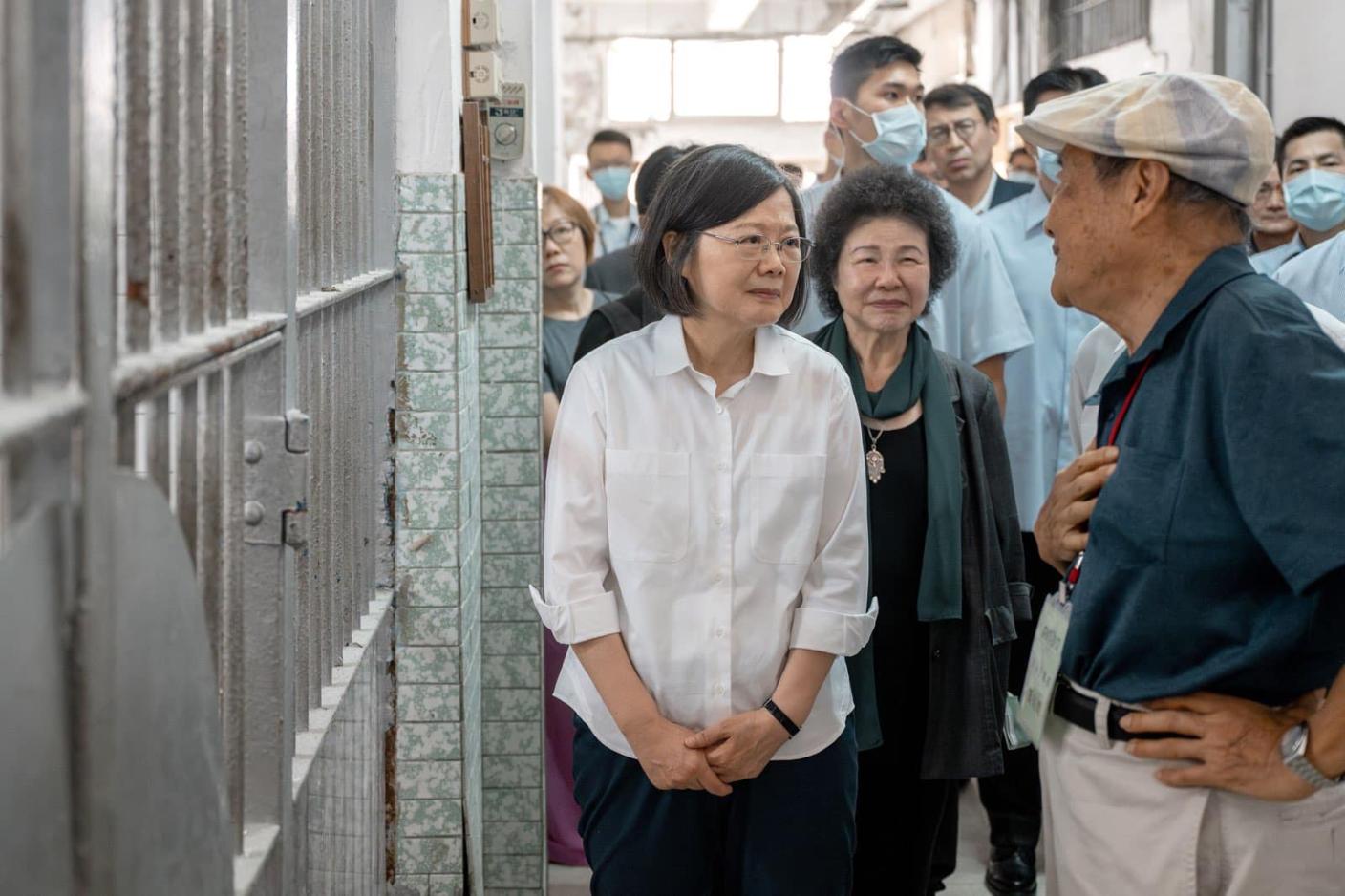 蔡英文總統參訪「原國防部台灣軍人監獄—前促轉會審定之不義遺址」。翻攝蔡英文臉書