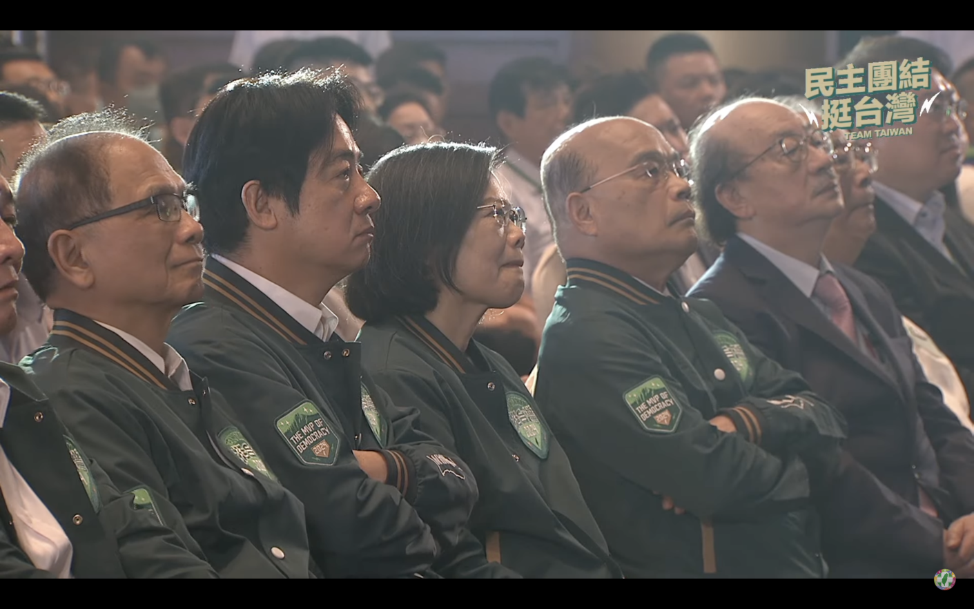 民進黨全代會造勢，總統蔡英文、副總統賴清德等人穿上「Team Taiwan挺台灣戰袍」。翻攝畫面