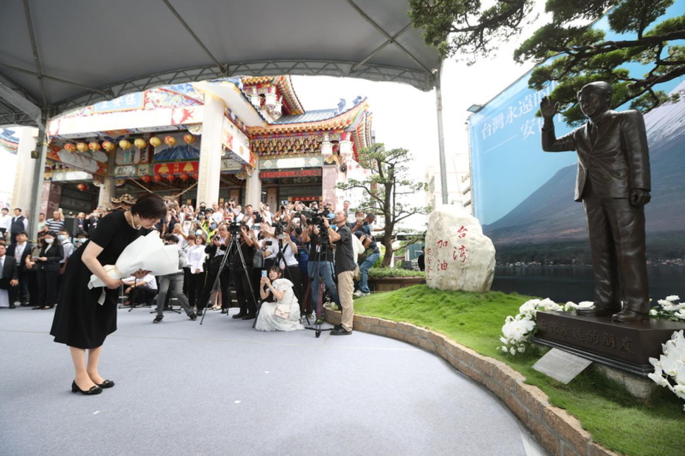日本前首相安倍晉三的遺孀安倍昭惠訪台，對安倍晉三銅像獻花致意。中央社