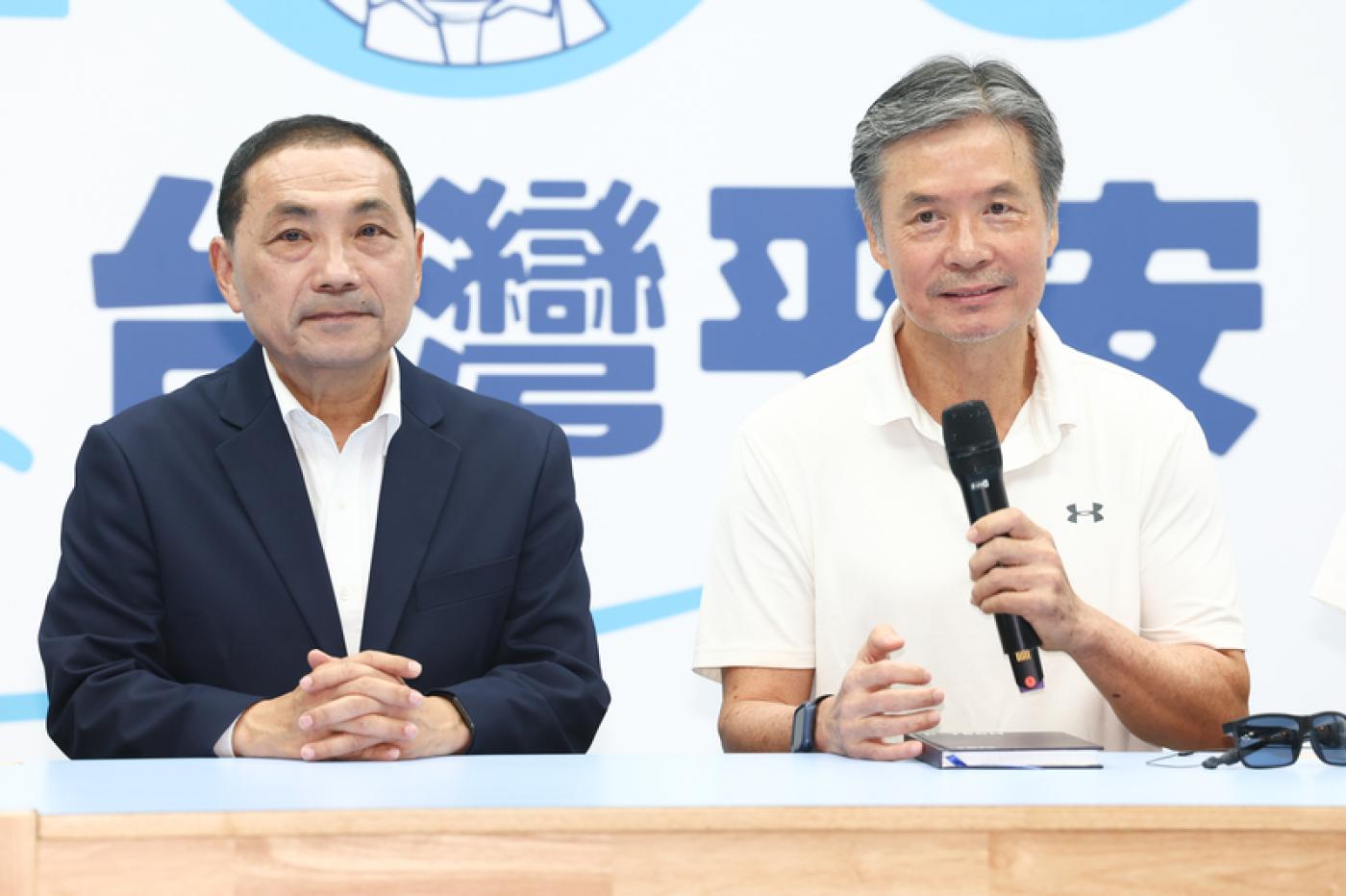 侯友宜（左）6月28日舉行記者會，公布由國安會前秘書長金溥聰 （右）擔任競辦執行長。中央社