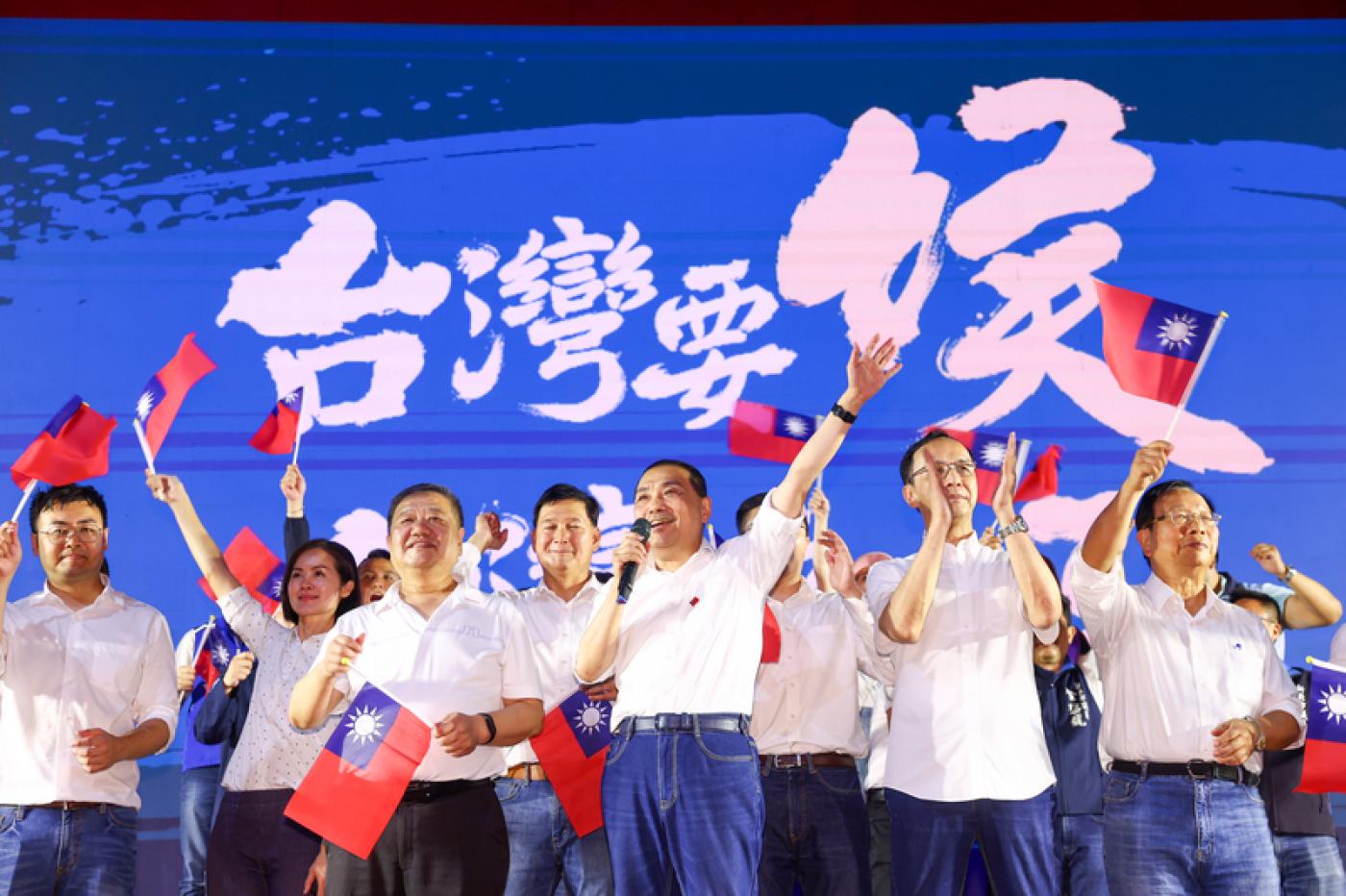 國民黨總統參選人侯友宜(右3)出席在新北市的造勢活動。中央社