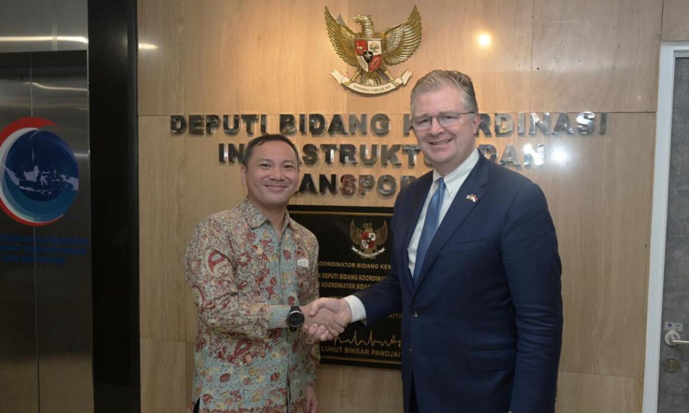 美亞太助卿康達（右），圖為康達今年3月訪問印尼時在雅加達和官員合照。翻攝美國駐印尼大事館網頁