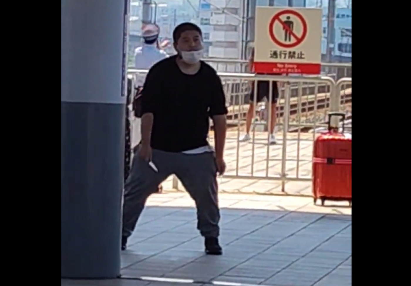 日本大阪臨空城車站驚傳歹徒持刀亂砍，造成3人受傷。圖為嫌犯持刀在月台上和警察對峙。翻攝tokyoaccident推特