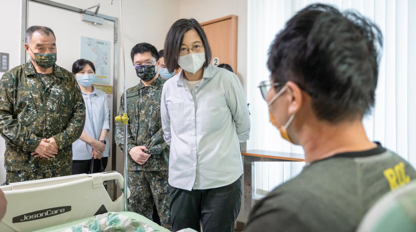 蔡英文上午才赴台北內湖三軍總醫院，探視受傷官兵。總統府提供