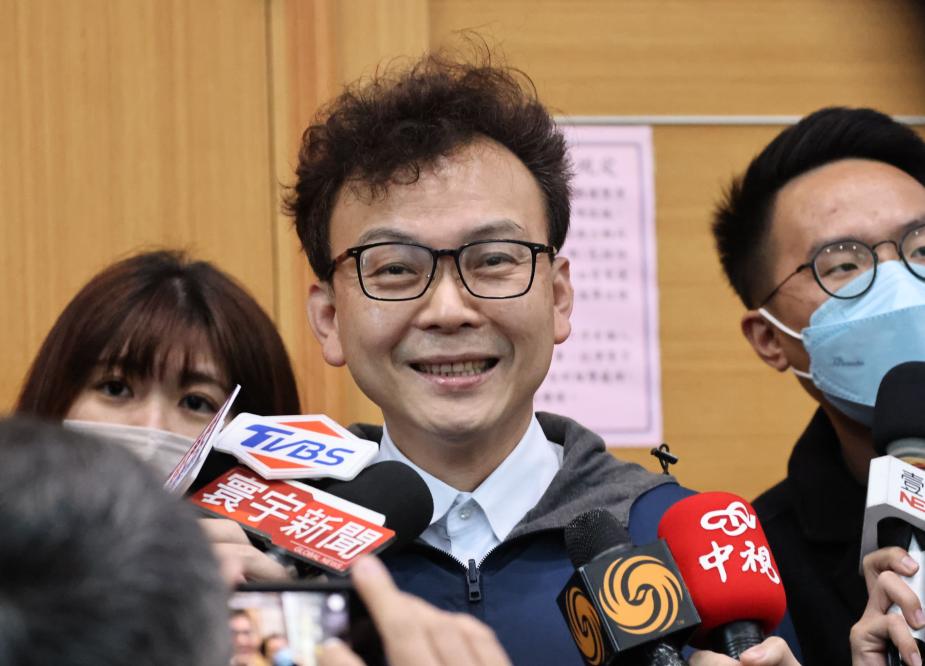 控藍委鄭正鈐摳手心性騷未果　男記者轉向立院、北市警申訴獲受理